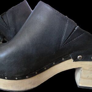 Chelsea & Violet Black Leather Clogs